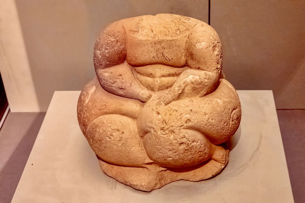 Valletta-Archeological-Museum-seated-statue