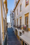 191005-02-Evora-01-walkway-in-front-of-guest-house
