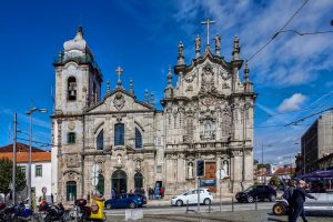 191015-13-Porto-2-churches-with-3-ft-building-between