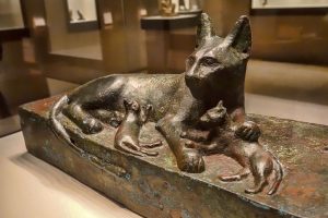191021-03-Lisbon-Gulbenkian-Museum-Cat-with-Kittens-600BC