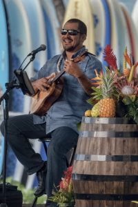 Photos---200207-13-Musician-at-Na-Pua-Restaurant