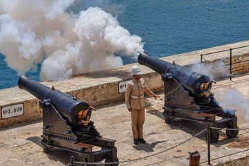 Valletta-Saluting-Battery-Overlooking-harbor-entrance-360x240